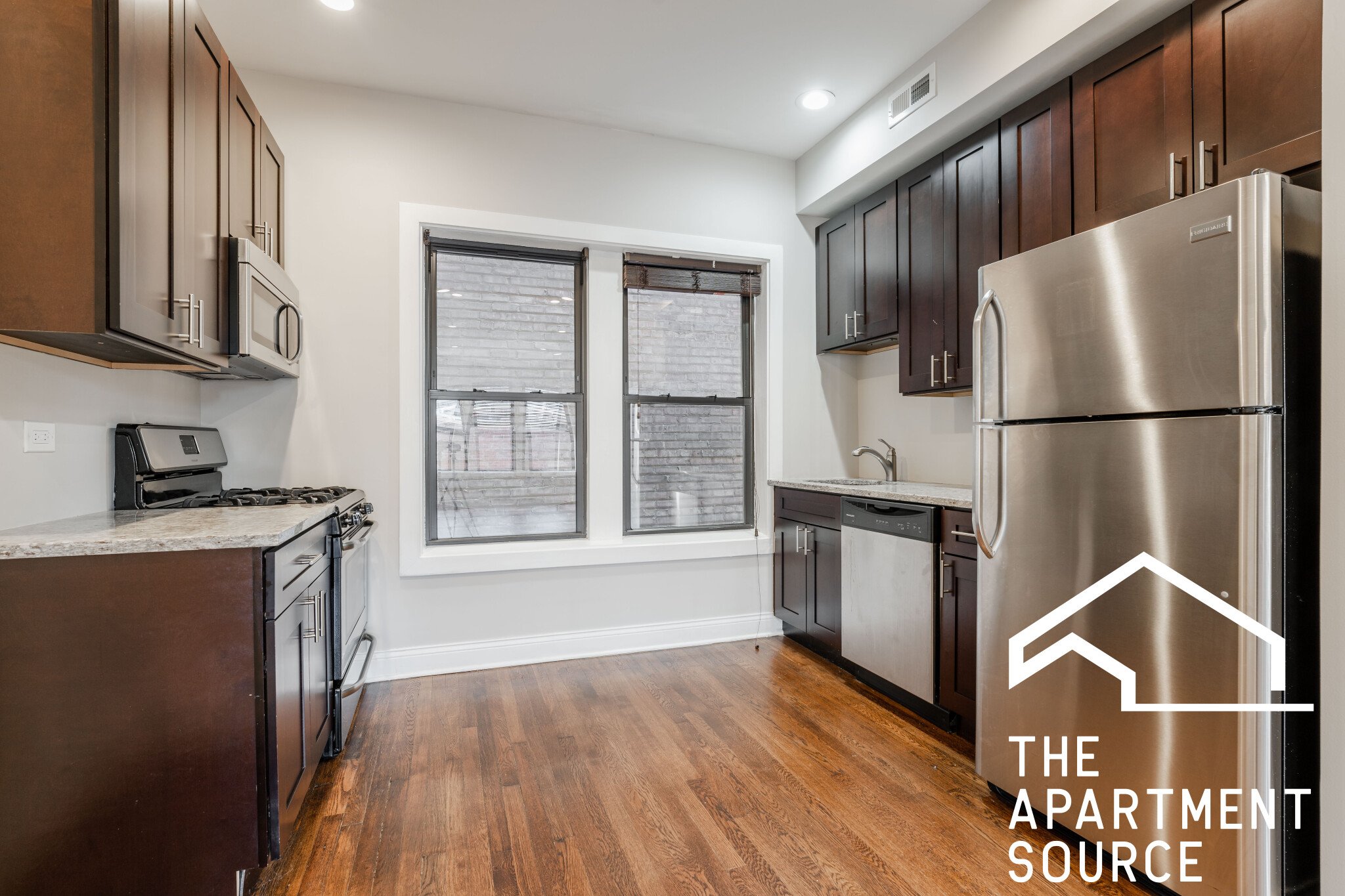 Chicago Apartment: 527 West Barry Ave