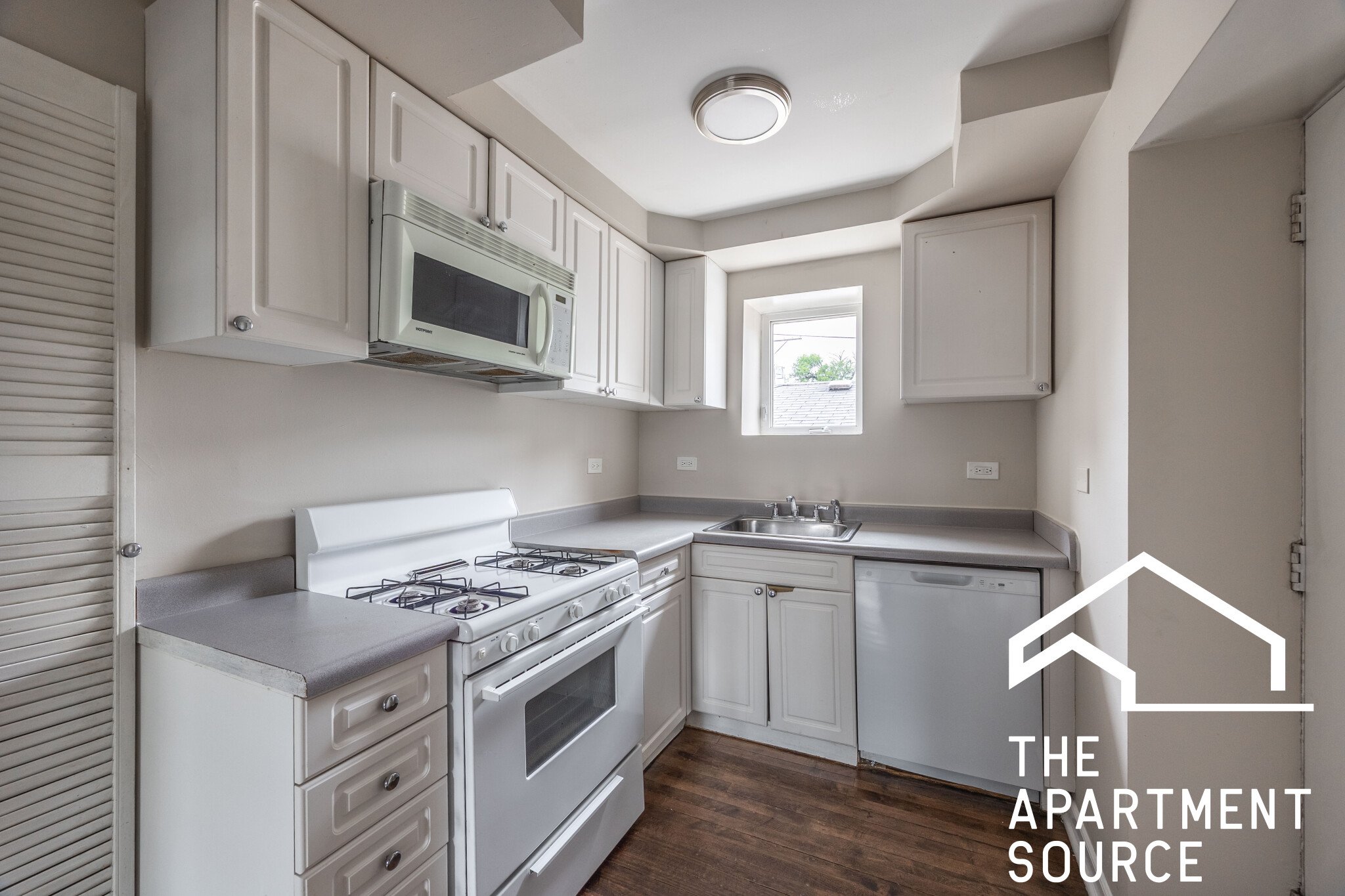 Chicago Apartment: 3517 West Grace Street