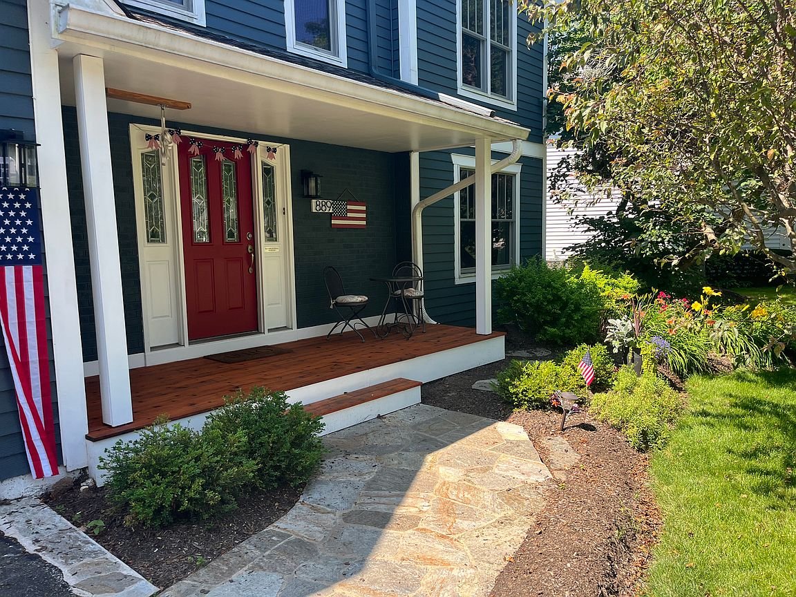 Palatine House: 889 E Stonebridge Ct