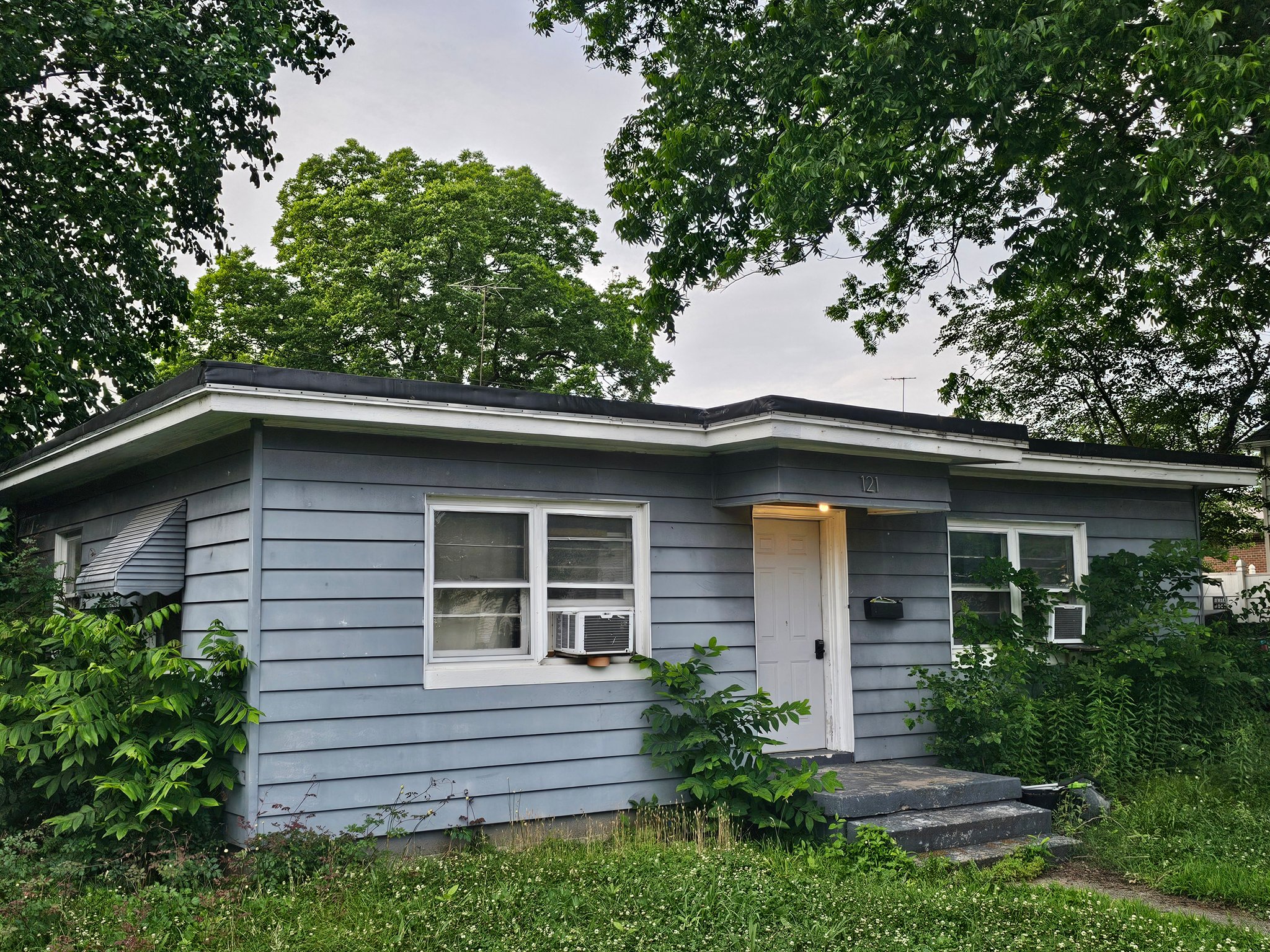 Mount Vernon House: 121 W 9th St