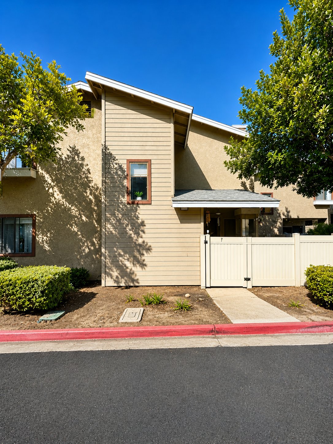 Chula Vista Townhome: 580 Portsmouth Dr