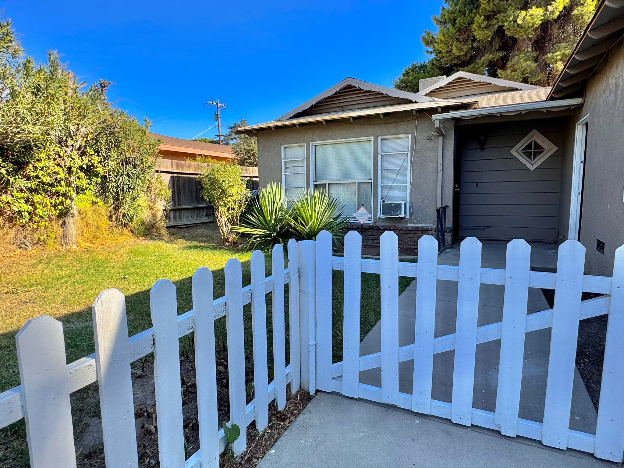 Bakersfield House: 2811 dracena st