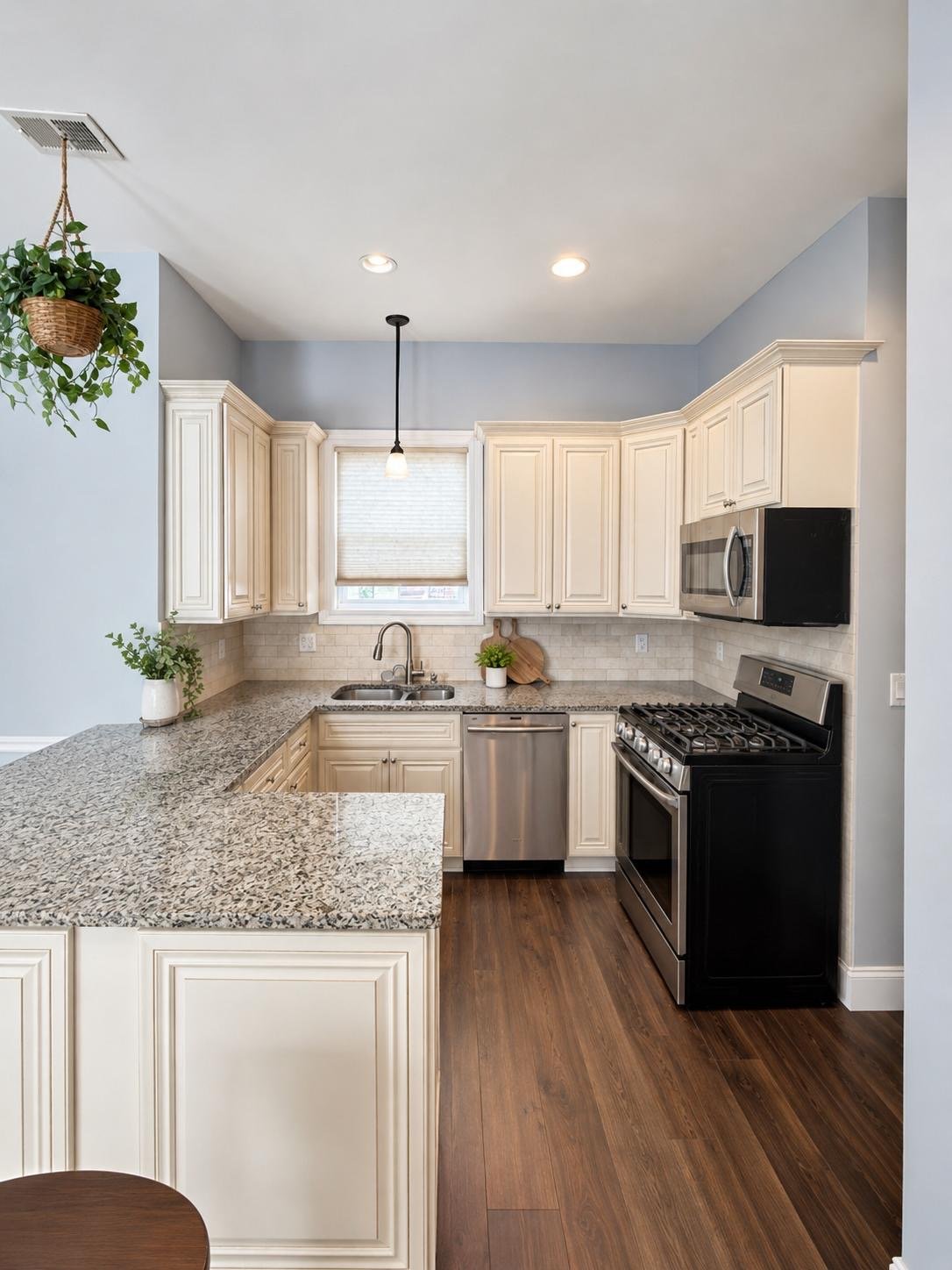 Carlstadt House: 427 Monroe St