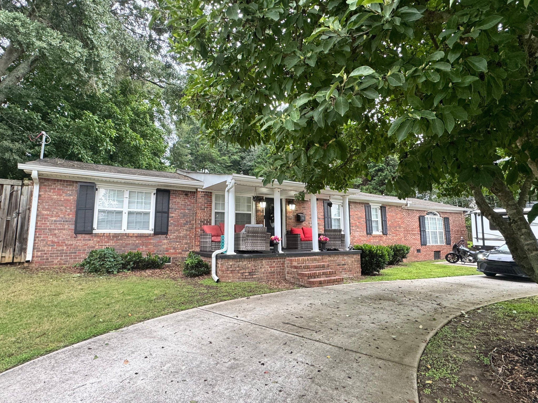 Dallas House: 212 Victory Dr