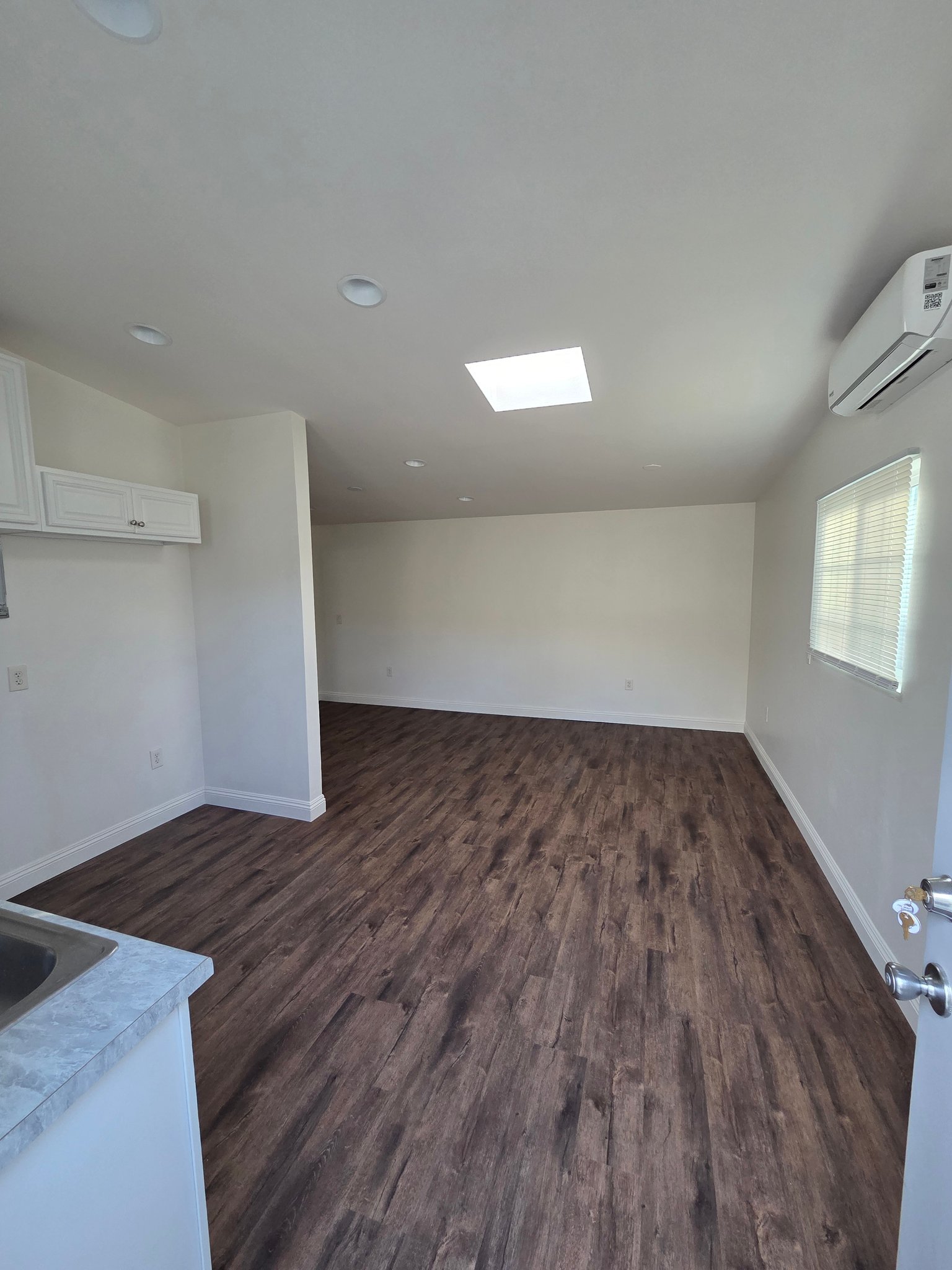 Oceanside Apartment: 523 N Tremont St