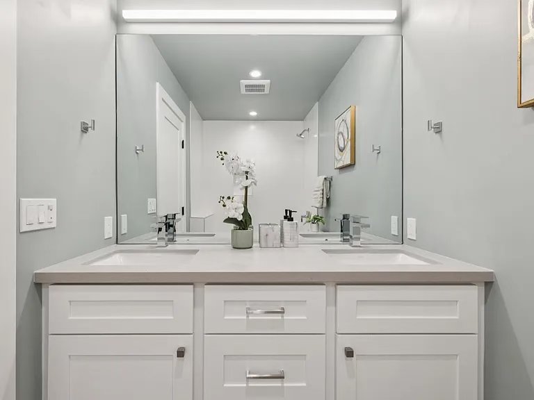 Santa Clara House: 935 Circle Dr
