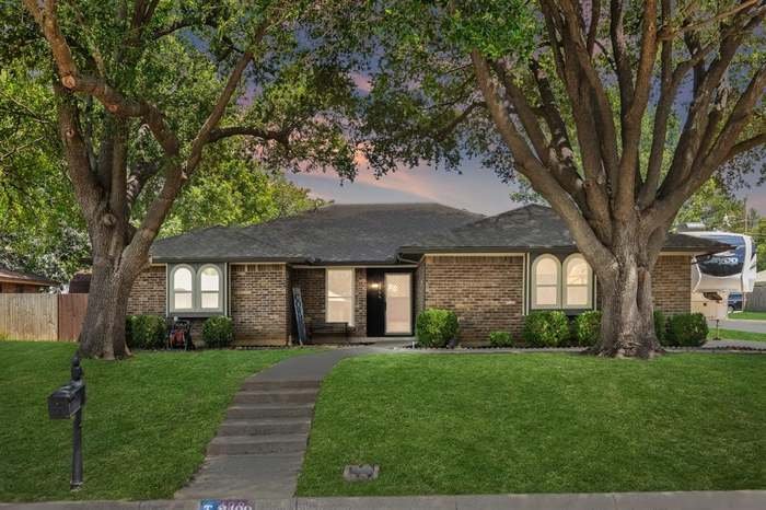 Arlington House: 2409 Avonhill Dr