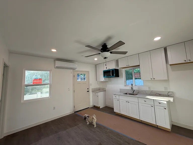 Garden City House: 90 Transverse Rd