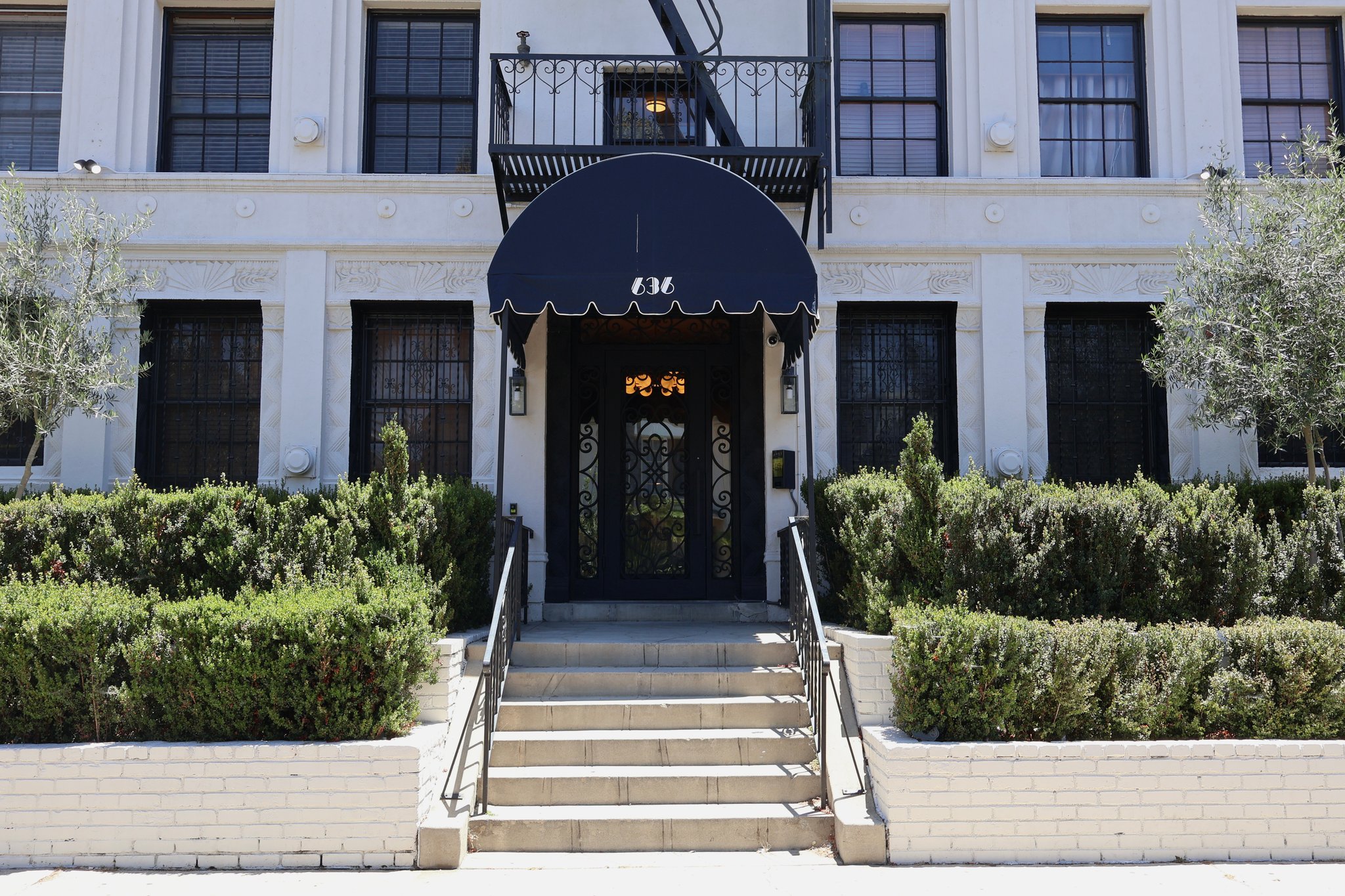 Los Angeles Apartment: 636 S Burnside Ave