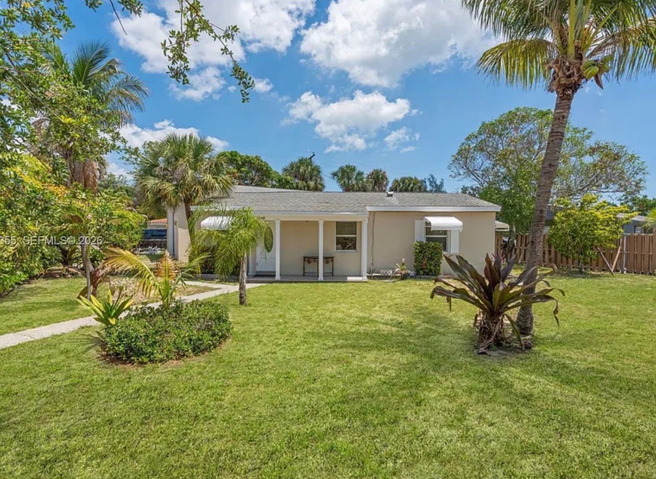 West Palm Beach House: 376 W 14th St