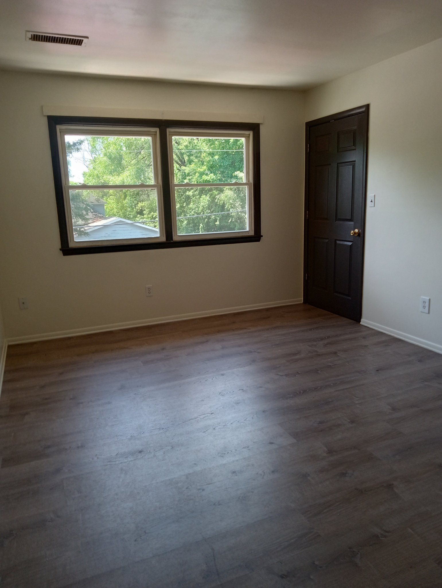Gladwin Apartment: 205 Erie St