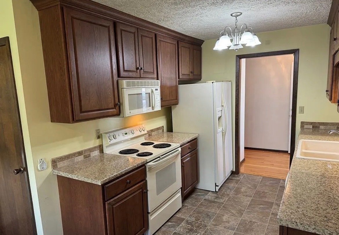Grand Island House: 3106 W Schimmer Dr