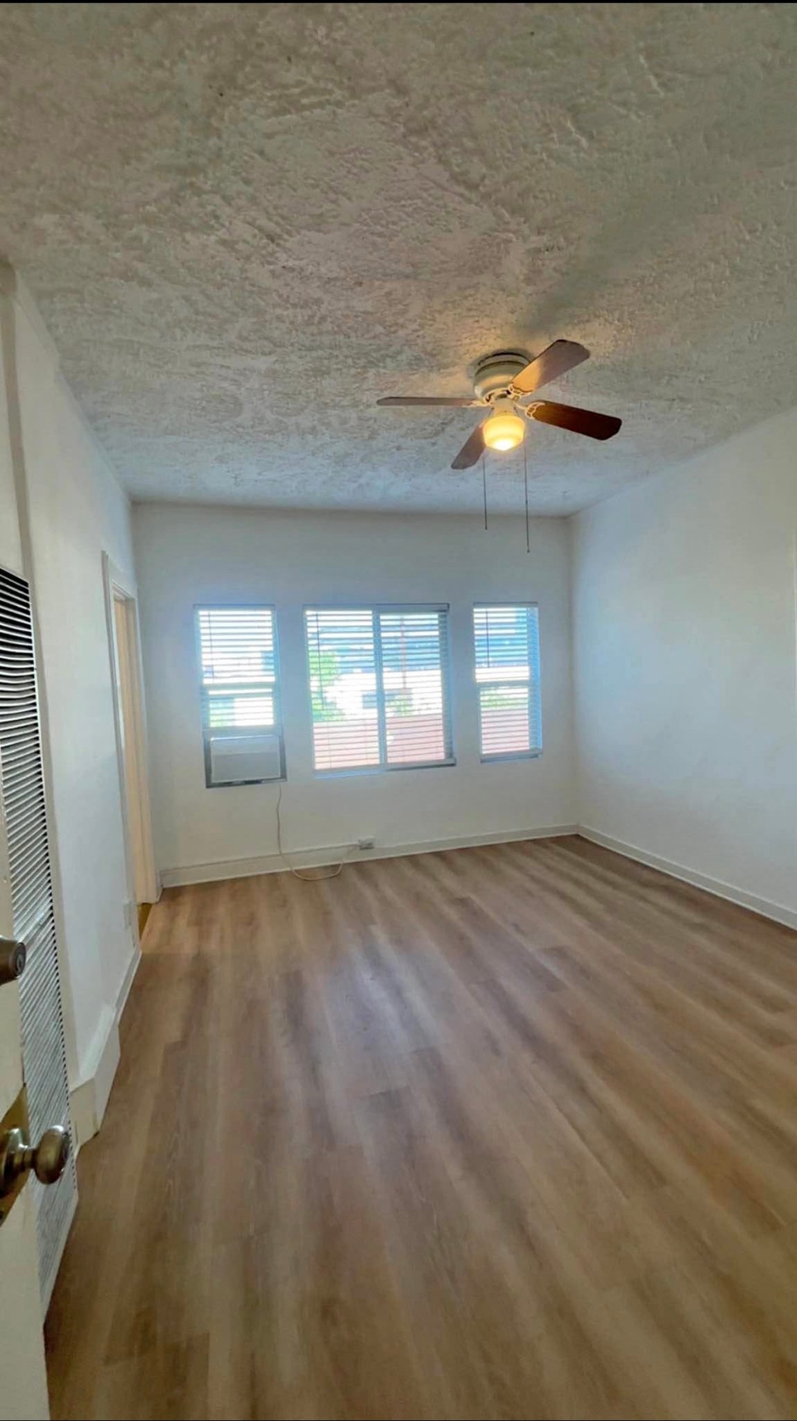 Los Angeles Single Room: 4537 Fountain Ave