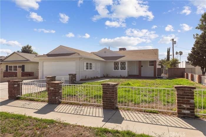 Mission Hills House: 10025 Burnet Ave