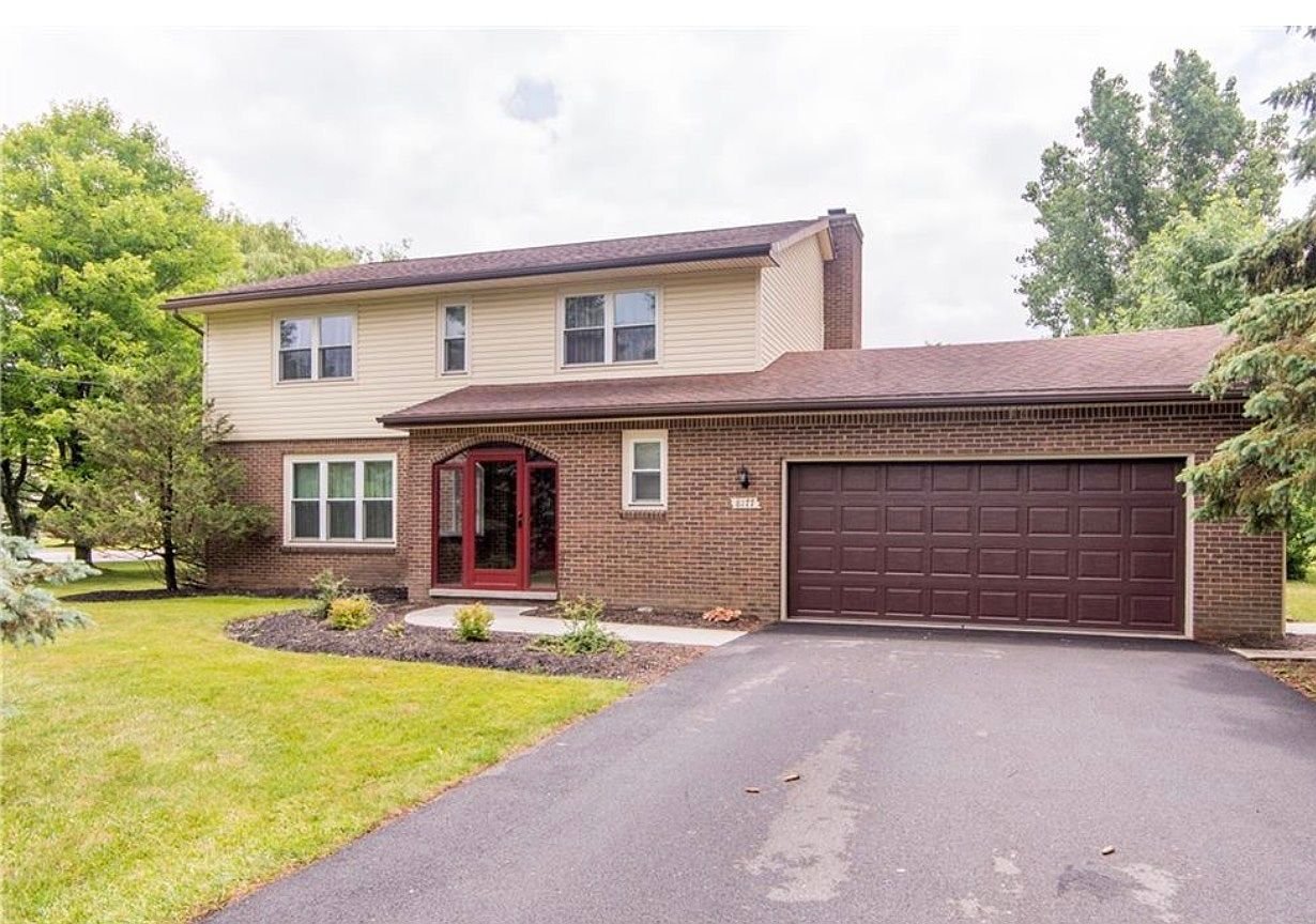 Amherst House: 8177 Clarence Center Rd, East