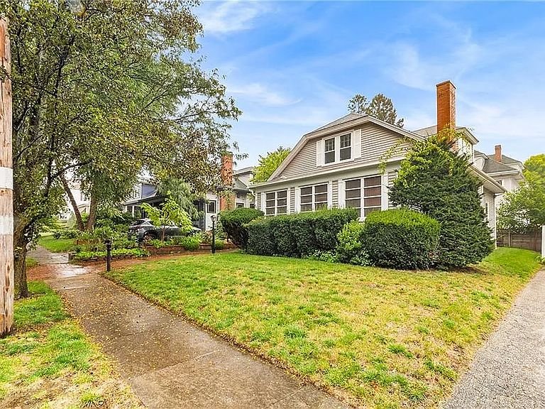 Providence House: 29 Roslyn Ave