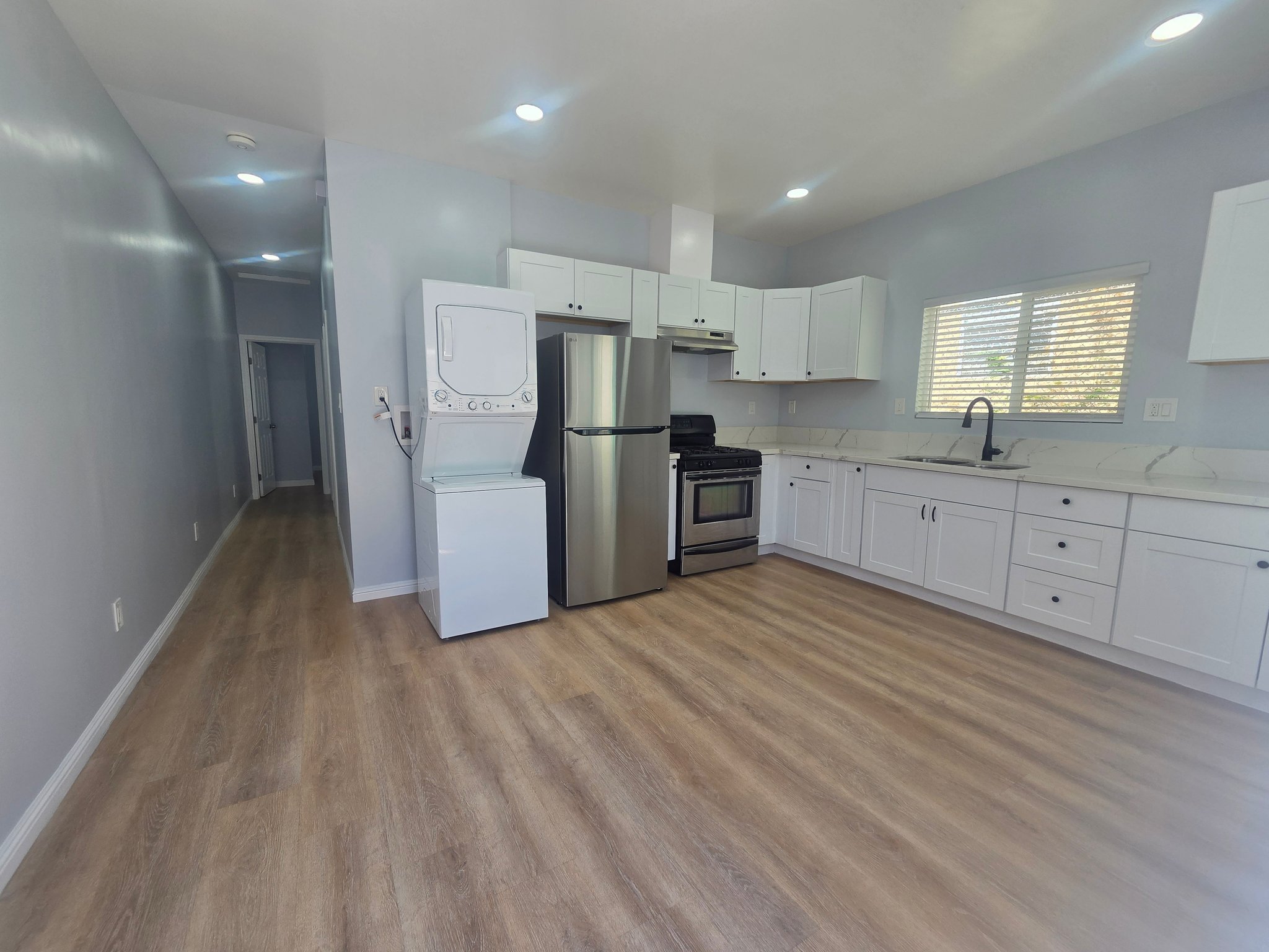 Los Angeles Apartment: 1715 W 64th St