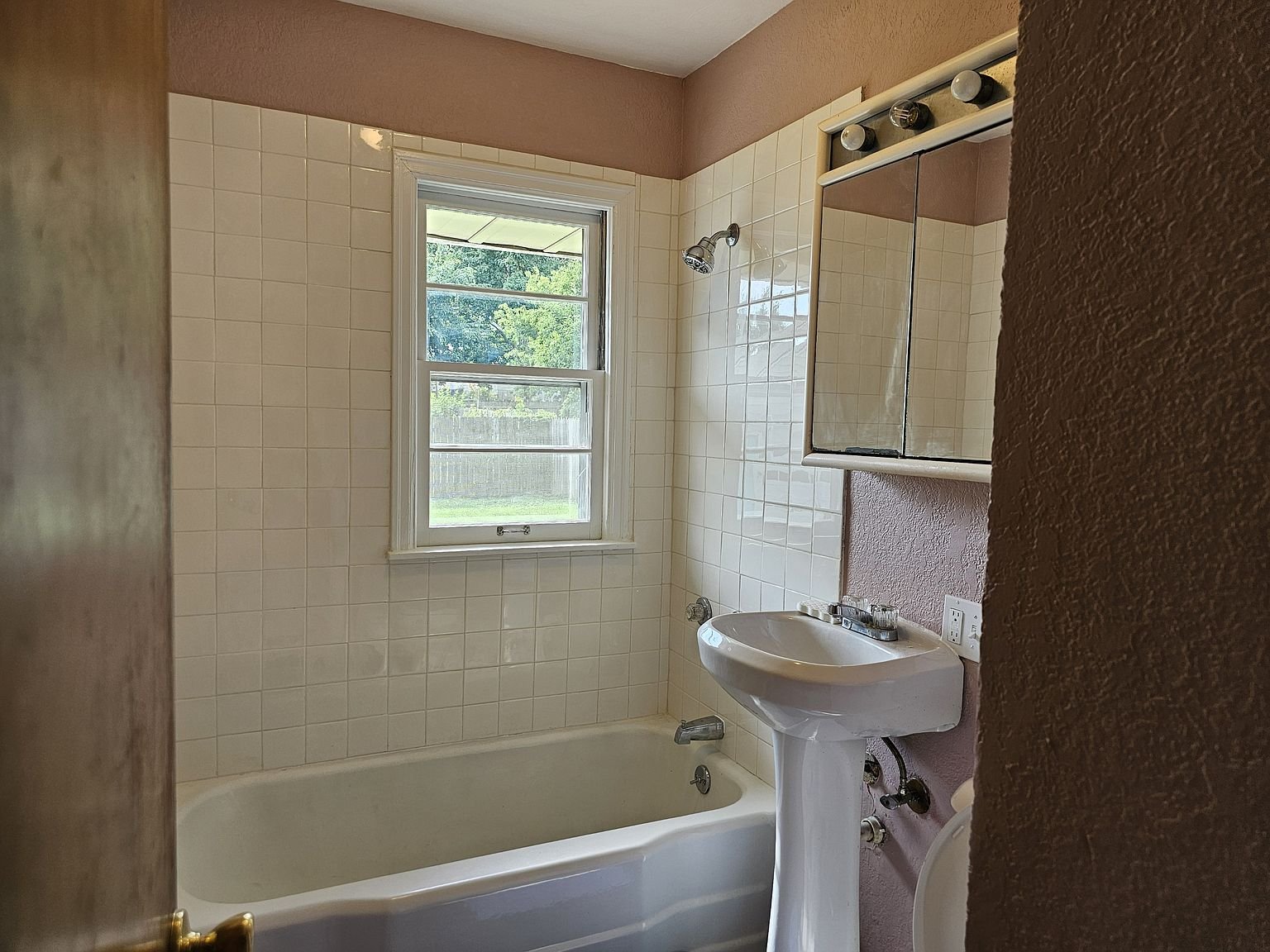 Des Moines House: 3814 42nd St