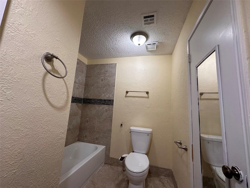 Houston House: 3230 Meadway Dr