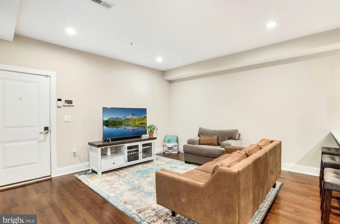 Washington Condo: 2909 17th St NE