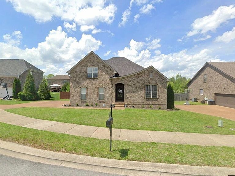 Hendersonville House: 116 Jameson Pl,