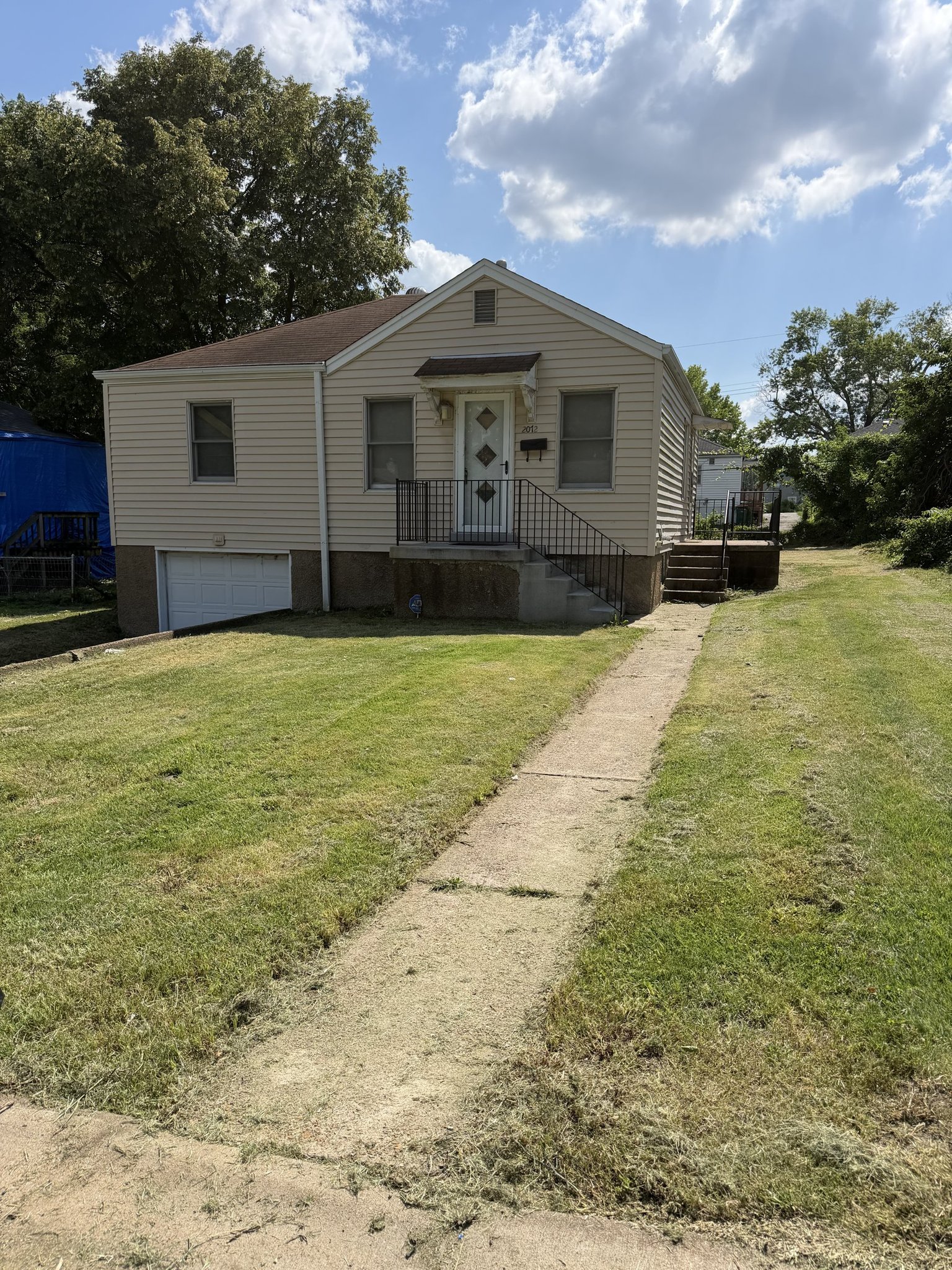 St. Louis House: 2072 Coleridge Drive
