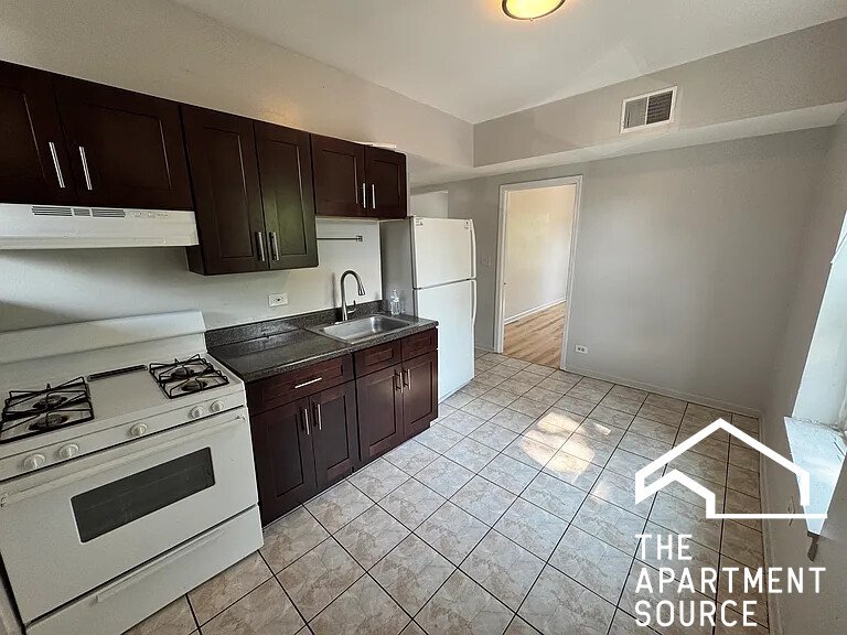 Chicago Apartment: 3807 West Thomas St