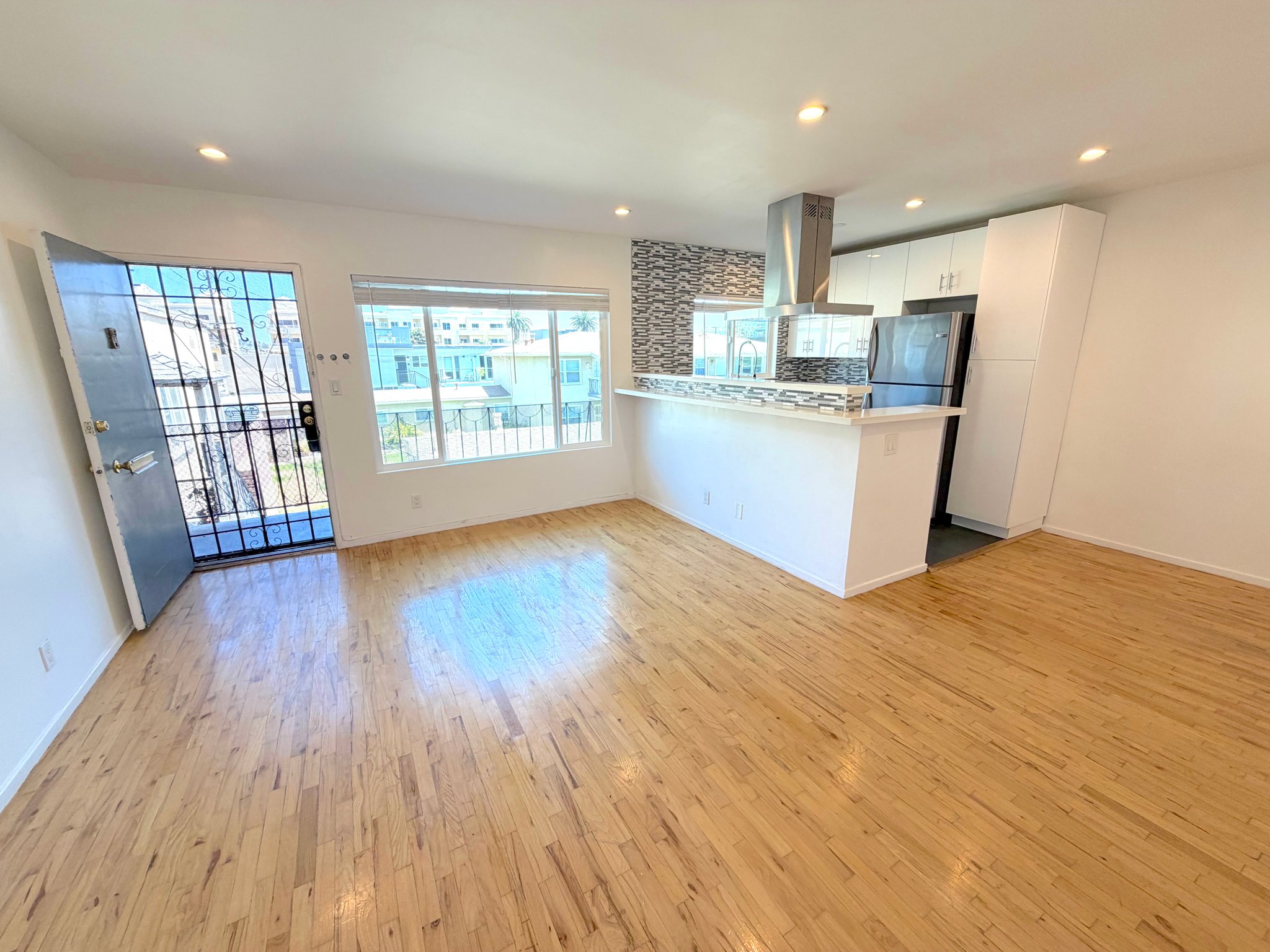 Santa Monica Apartment: 1433 9th St
