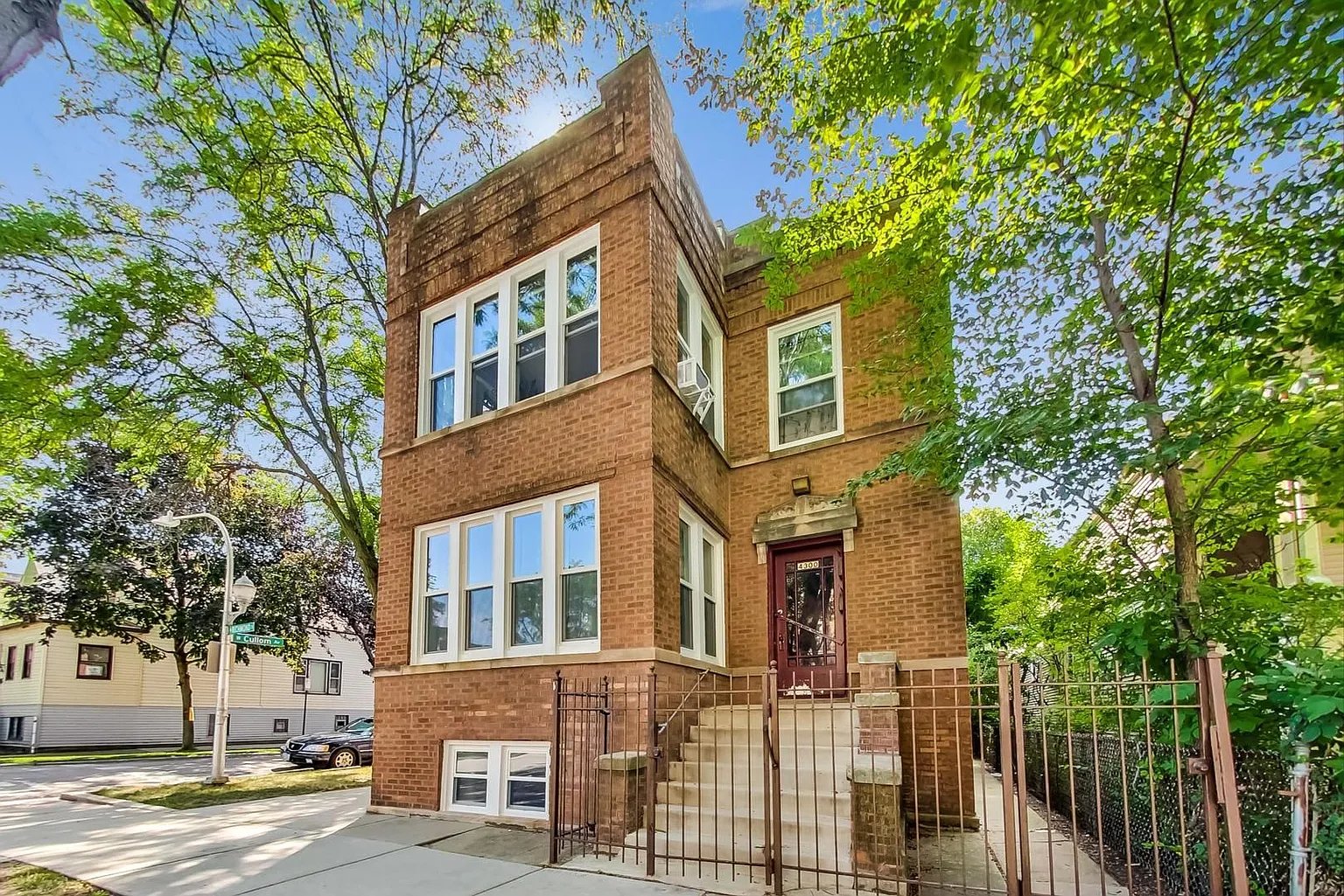 Chicago Apartment: 4300 N Richmond St.