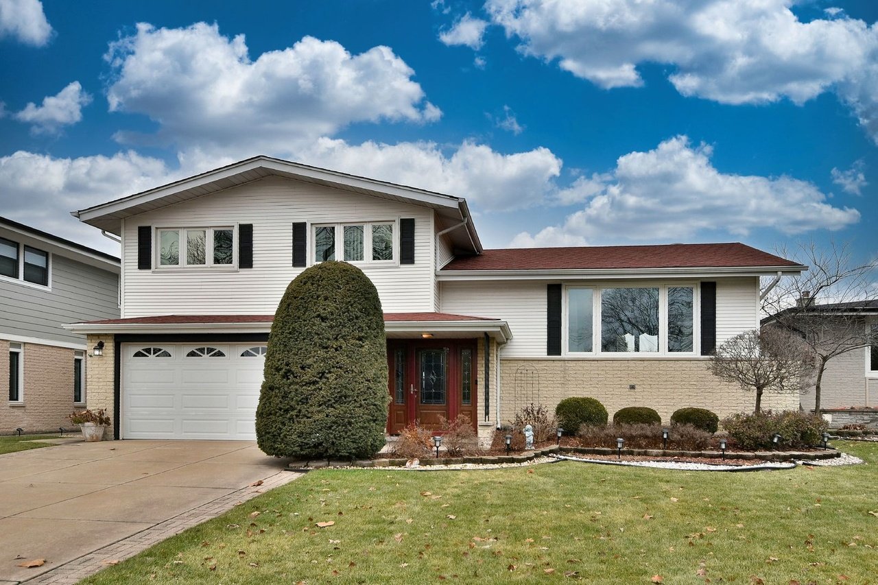 Oak Lawn House: 5528 W 103rd Pl