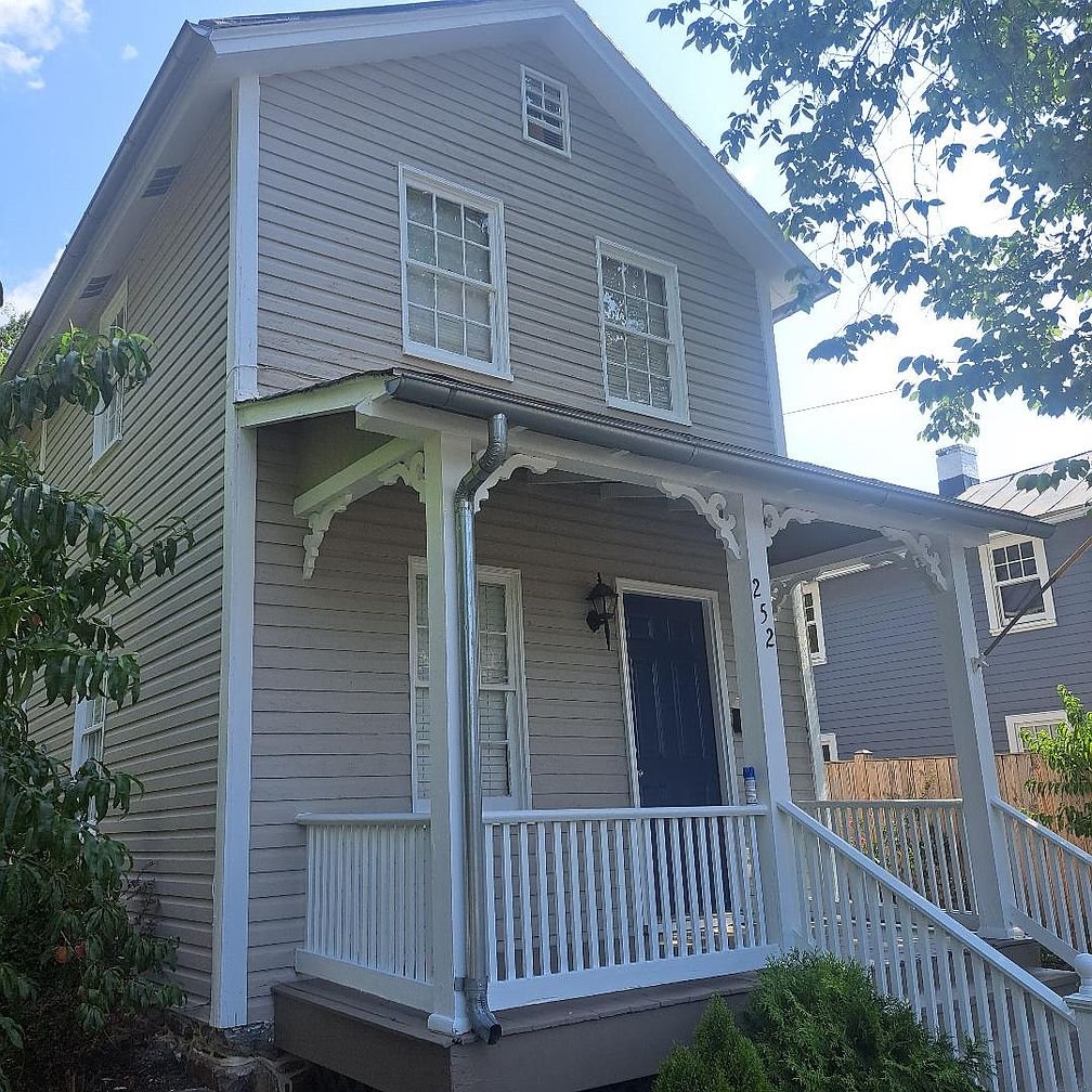 Leesburg House: 252 Loudoun St SW