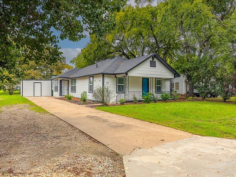 Seagoville House: 507 Fly St