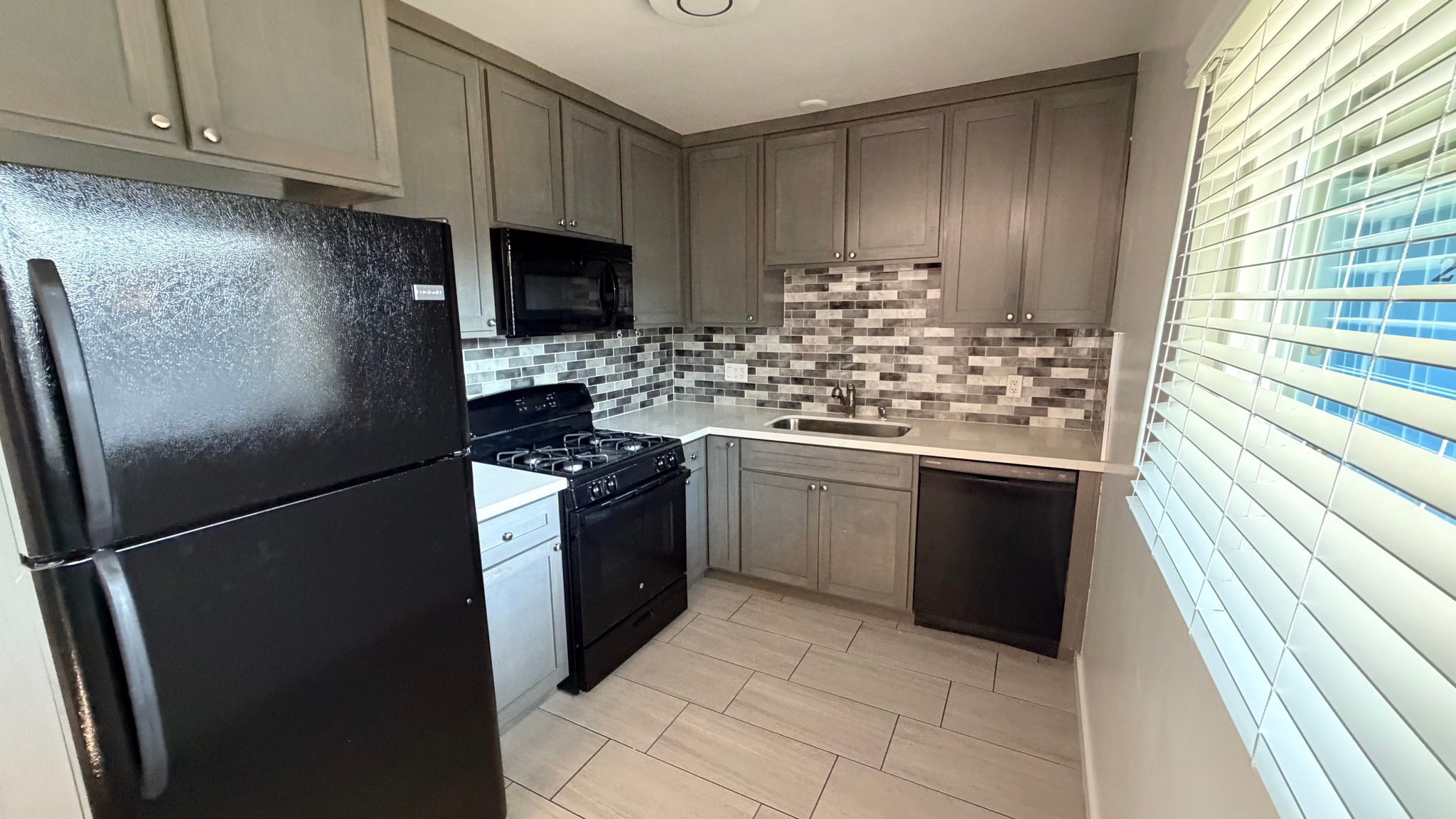 Sherman Oaks Apartment: 15483 Moorpark St