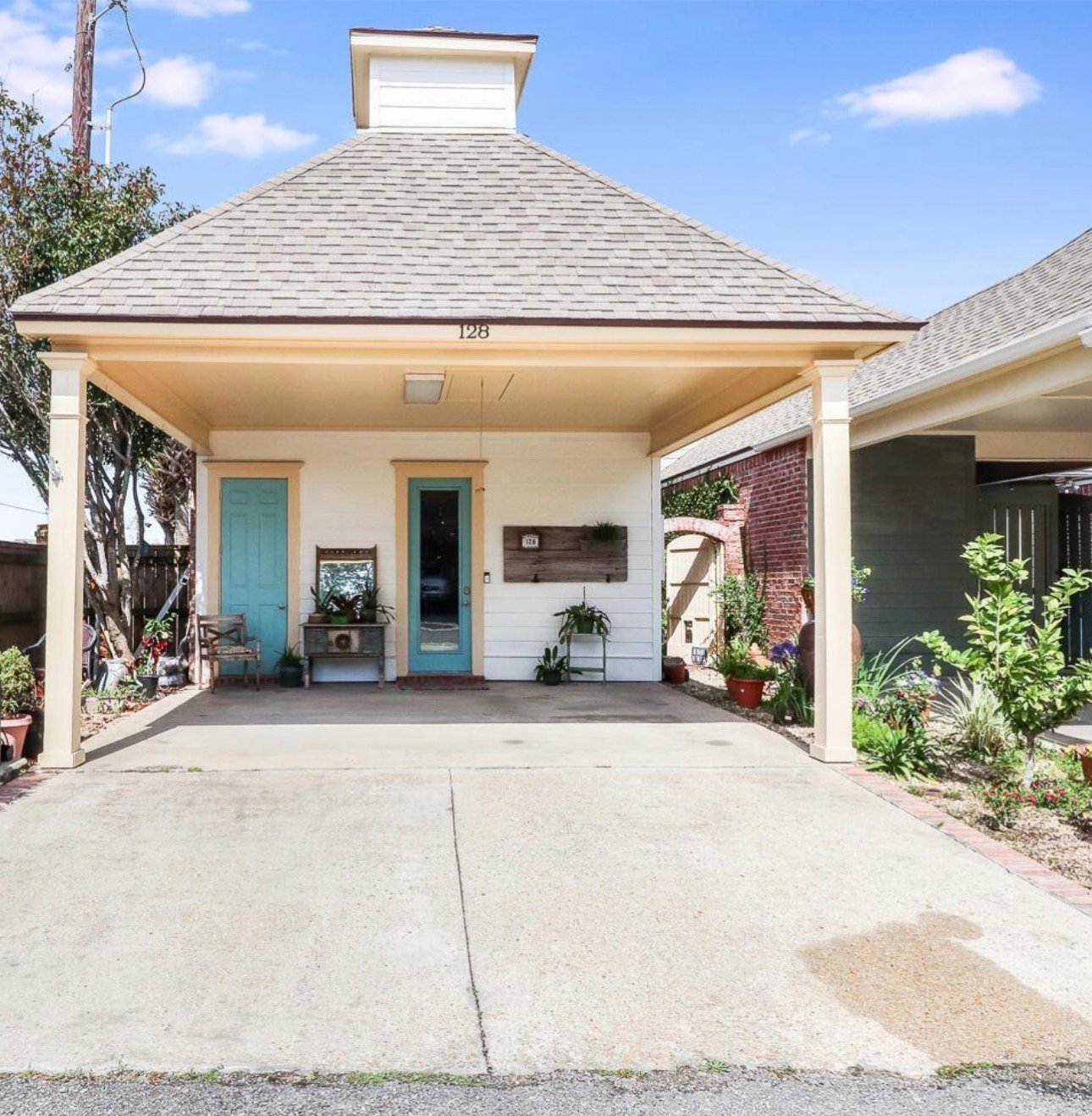 Lafayette House: 128 Coconut Grove Cir
