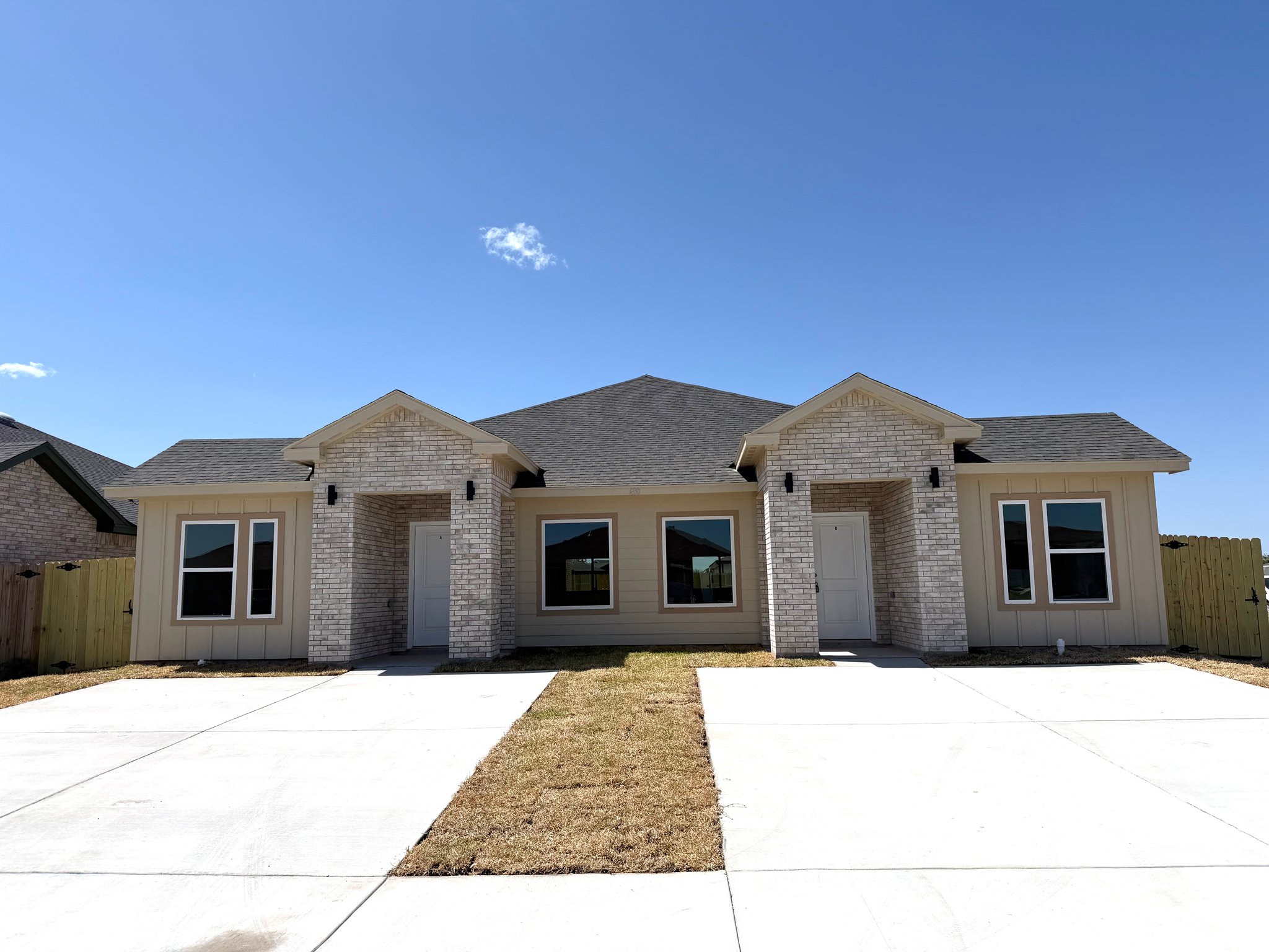 Brownsville Townhome: 680 Seminole Ln
