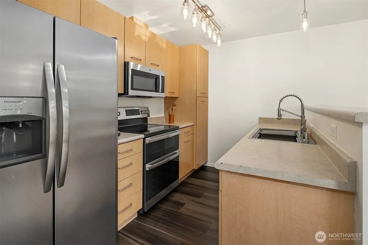 Sammamish Condo: 710 240th Way SE