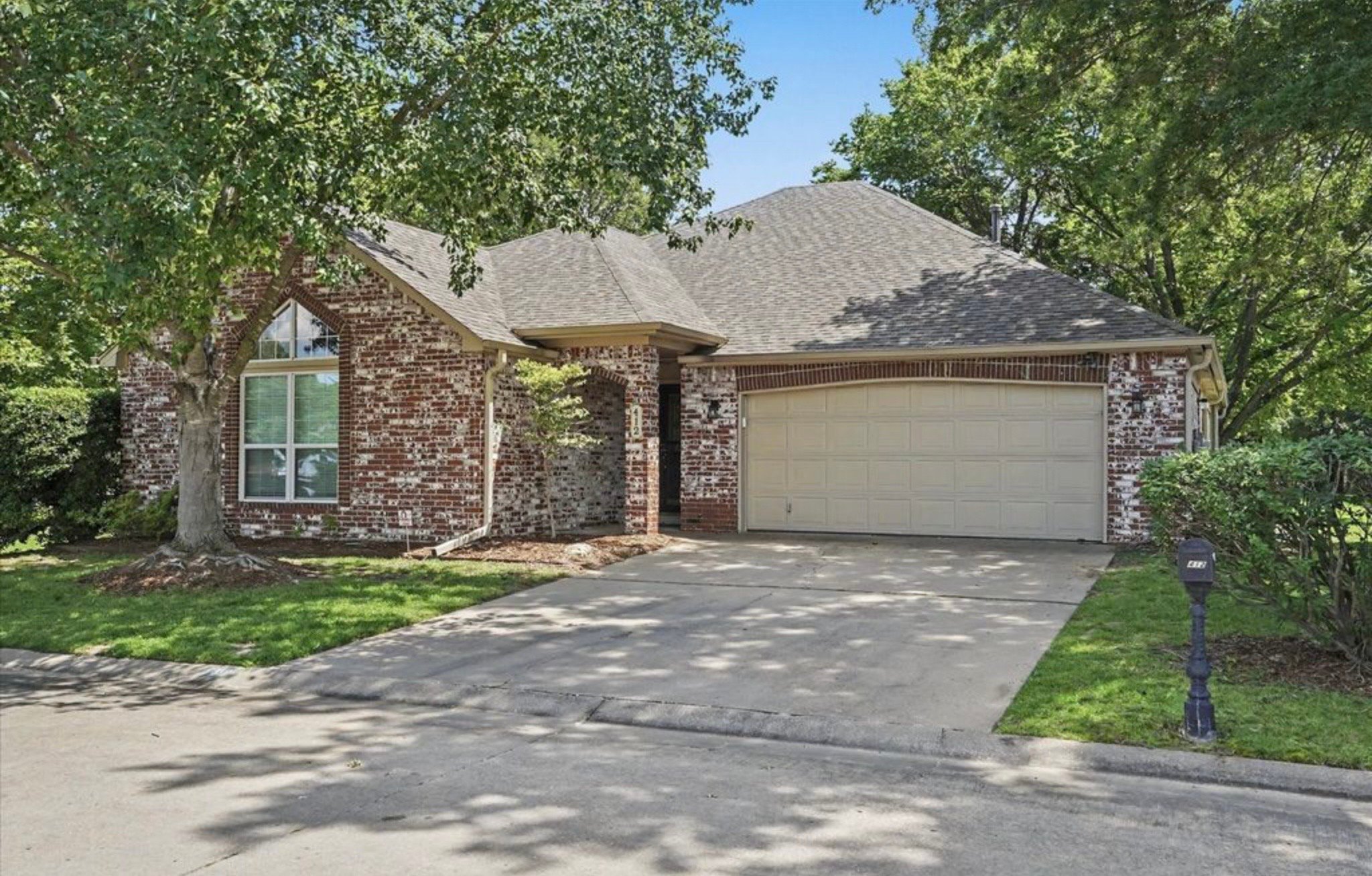 Broken Arrow House: 412 N Forest Ridge Blvd