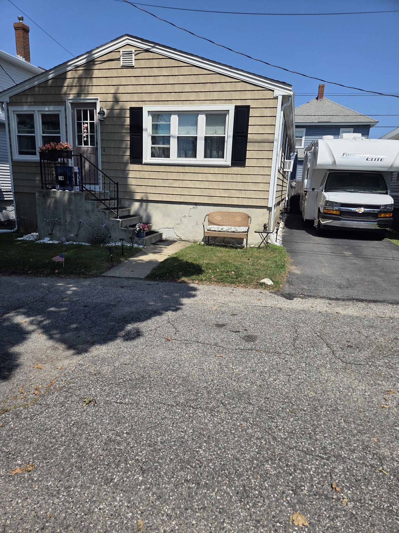 Hampton House: 14 McKay Ave