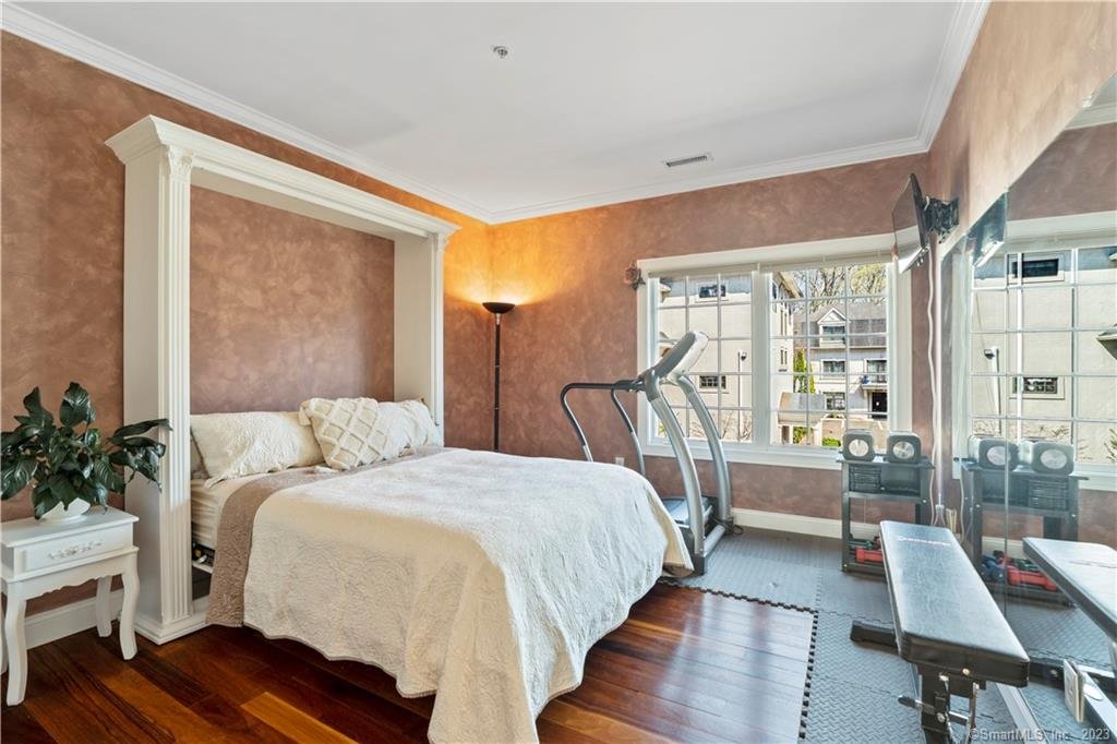 Guilford Apartment: 2614 Boston Post Rd