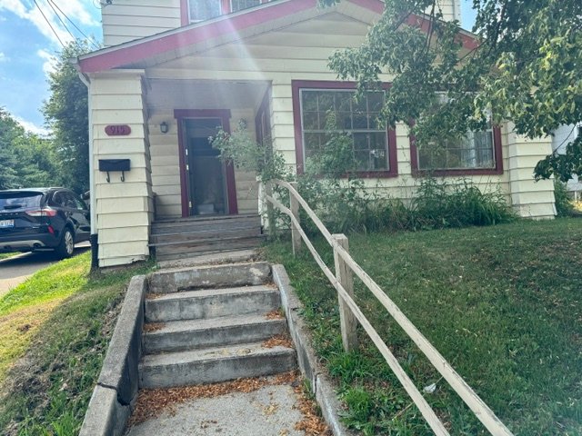 Lansing House: 915 Wisconsin
