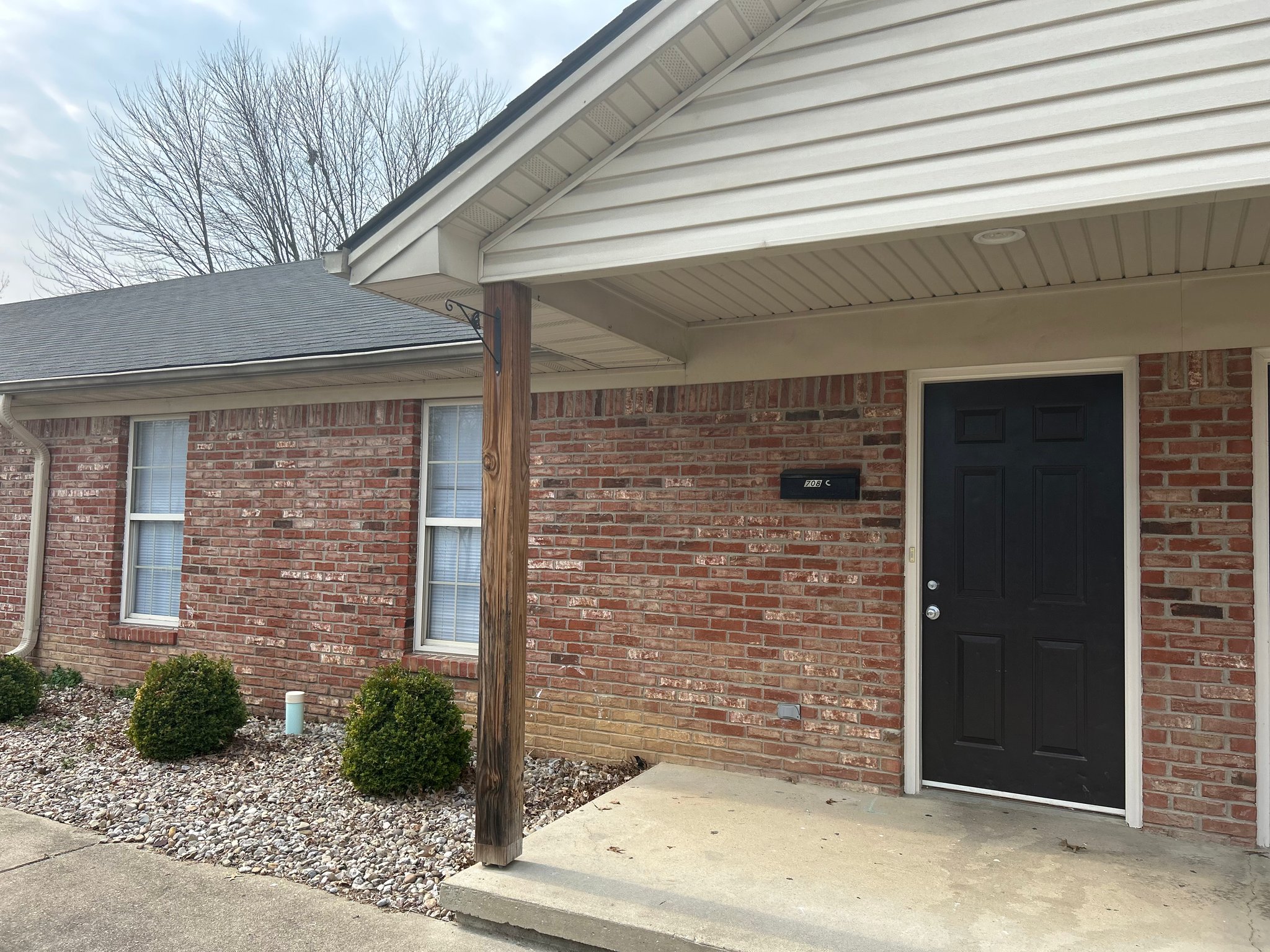 Sellersburg Apartment: 708 E Utica St
