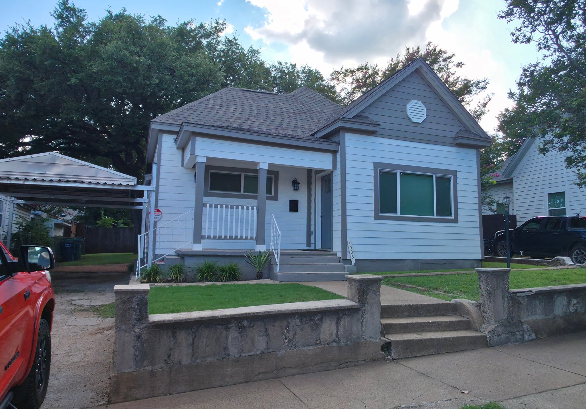 Fort Worth House: 1305 N Calhoun St