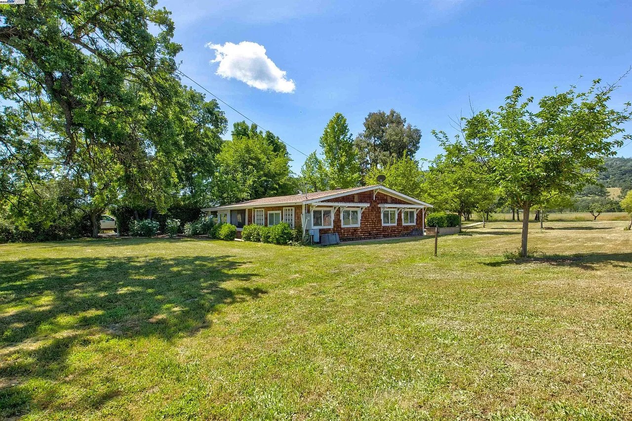 Saint Helena House: 2051 Dollarhide Rd