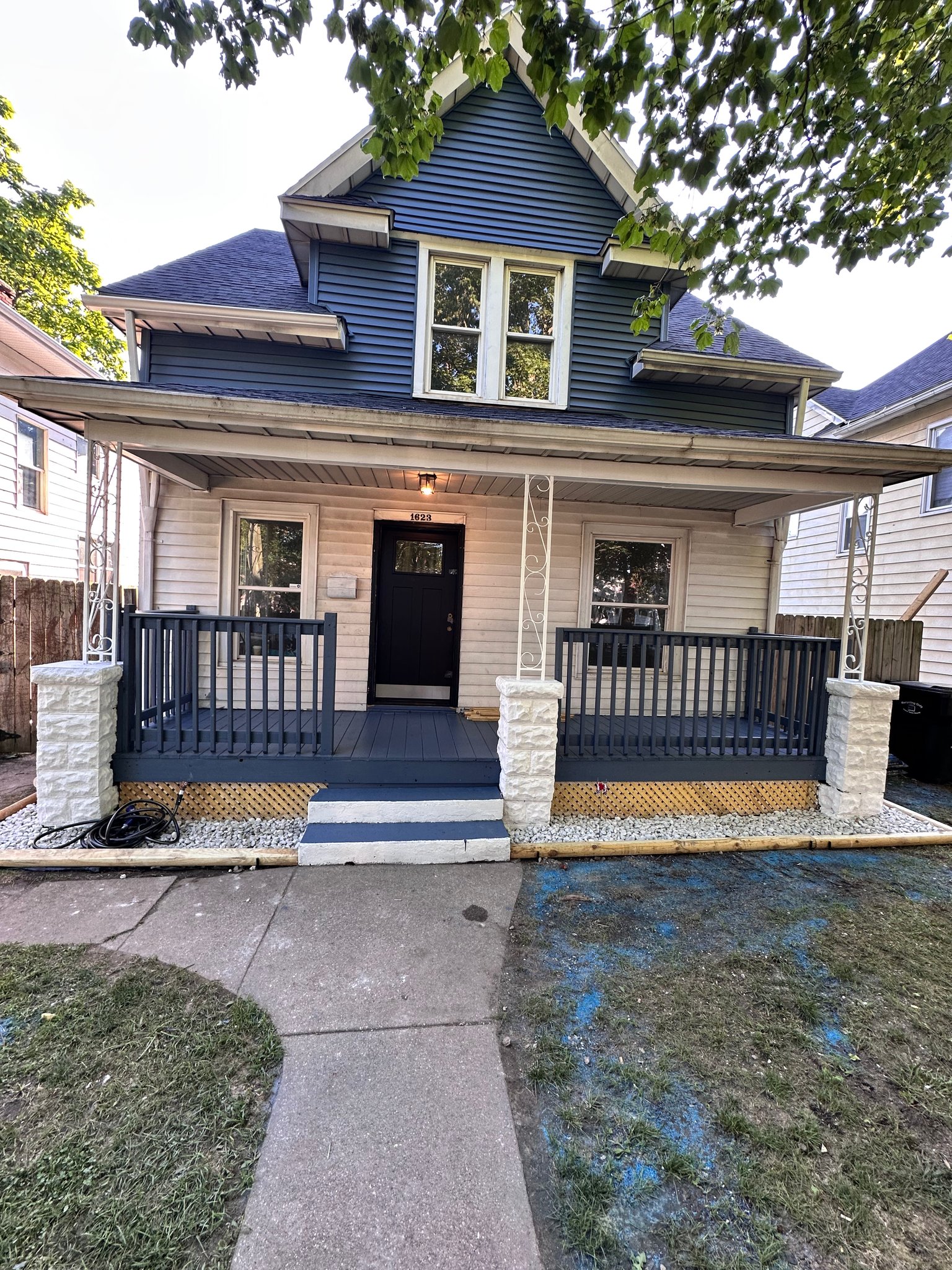 South Bend House: 1623 S Taylor St