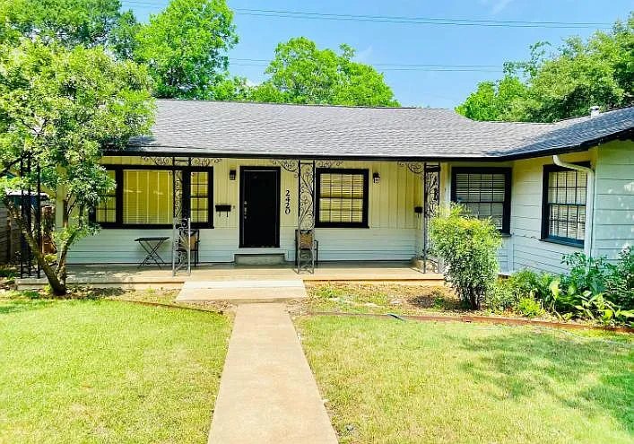Austin House: 2420 Hartford Rd