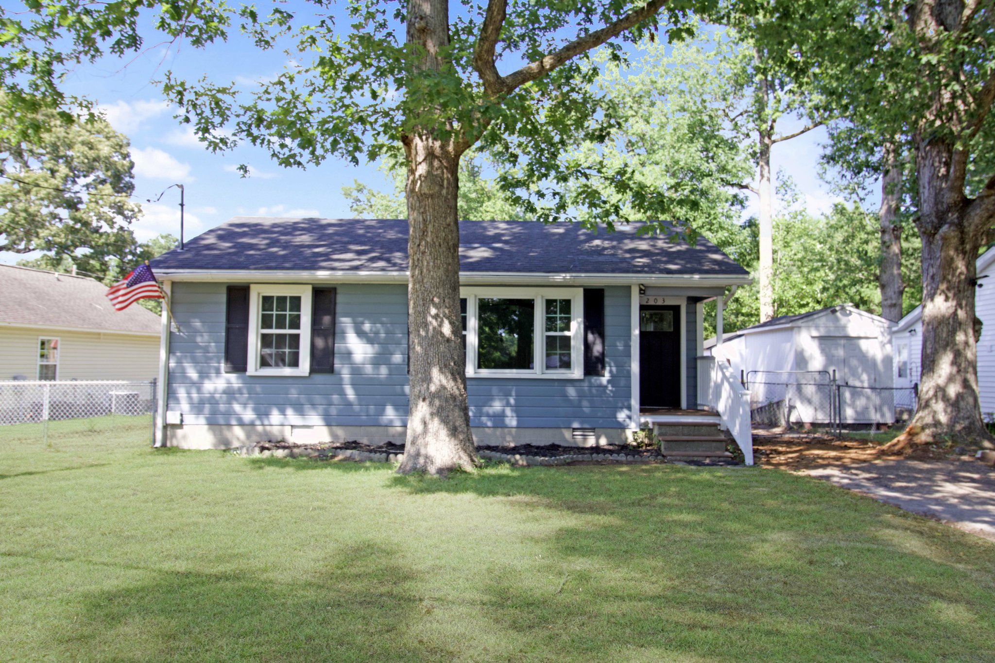 Jacksonville House: 203 Red Oak