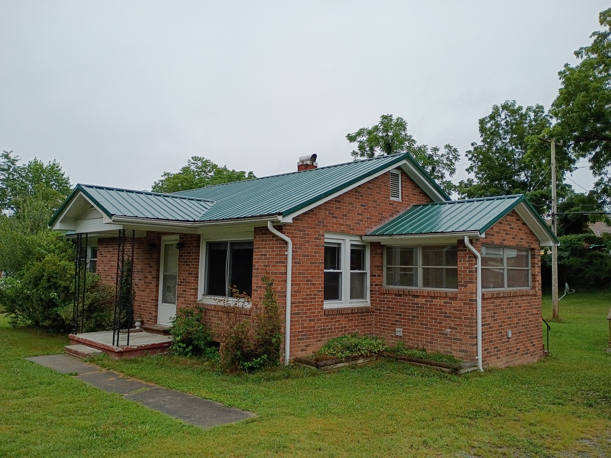 Hendersonville House: 1810 Willow Rd