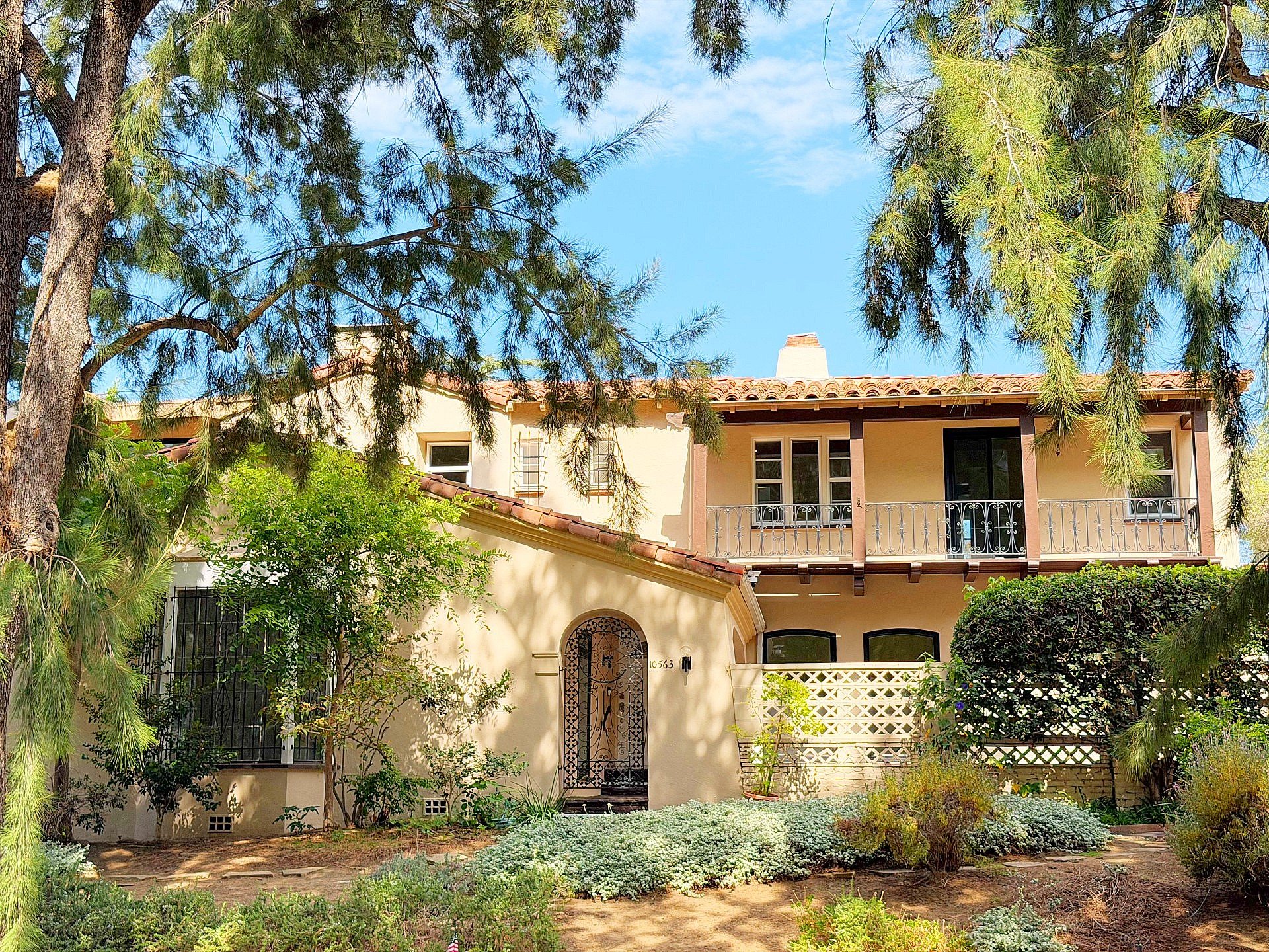 Los Angeles House: 10563 Lindbrook Dr
