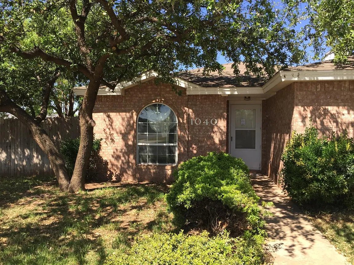 Lubbock House: 1040 Iola Ave