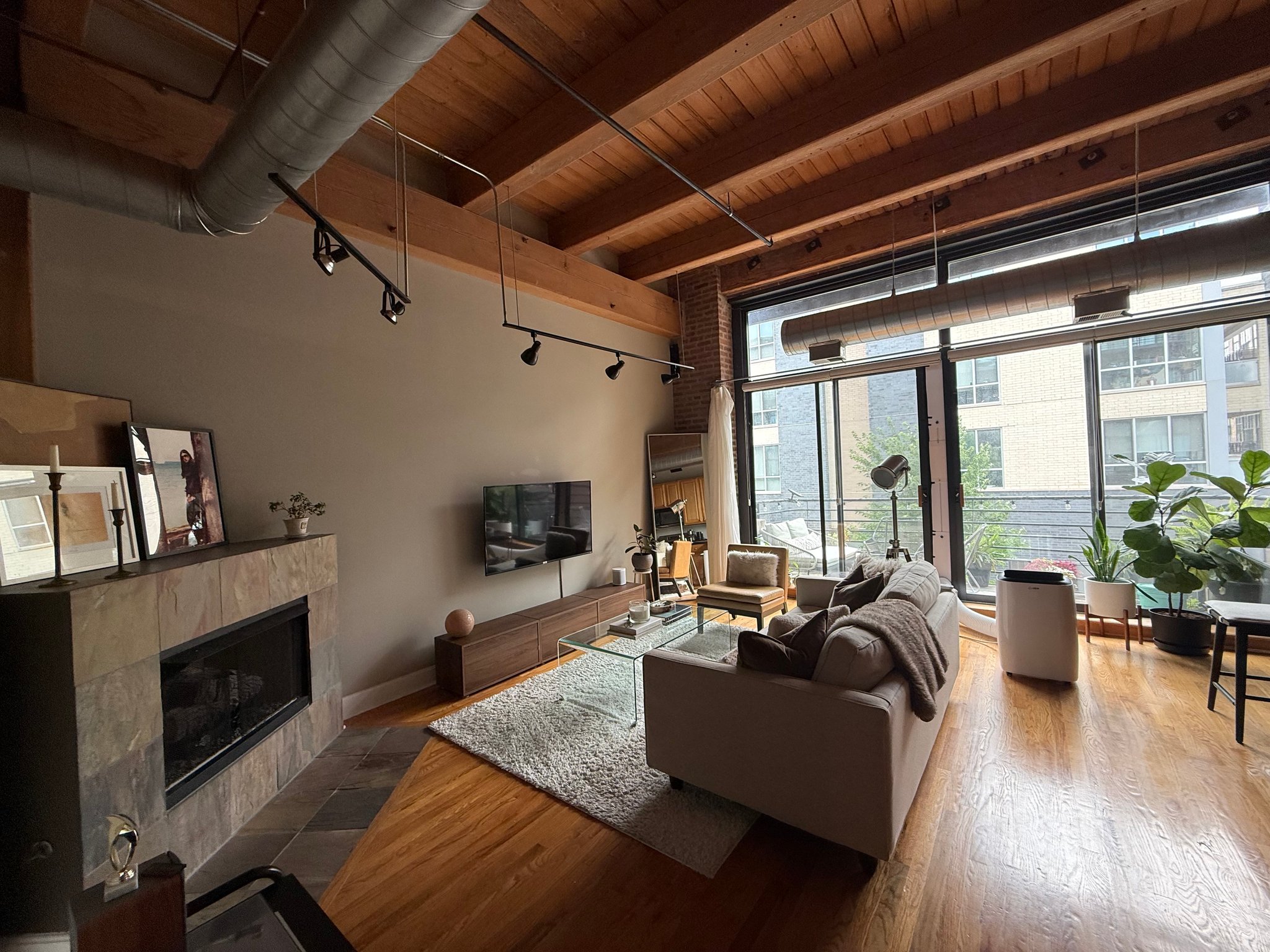 Chicago Condo: 2735 W Armitage Ave